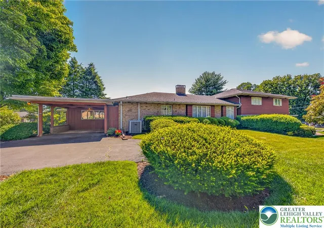 Photo 3 of Single family home for sale at 100 S Greenwood Ave, Easton, PA 18045 | MLS# 782782 | Listing updated on 2026-08-15