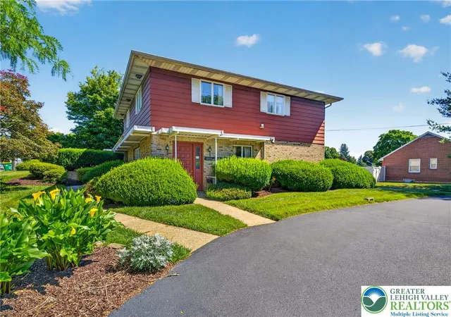 Photo 4 of Single family home for sale at 100 S Greenwood Ave, Easton, PA 18045 | MLS# 782782 | Listing updated on 2026-08-15