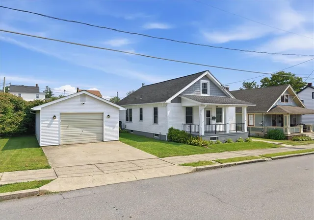 Photo 3 of Sale Pending at 1395 Jefferson St, Hellertown, PA 18055 | MLS# 782803 | Listing updated on 2026-08-27