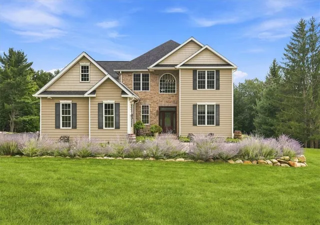 Photo 1 of Single family home for sale at 724 Silver Fox Ln, Stroudsburg, PA 18360 | MLS# 783096 | Listing updated on 2026-08-20