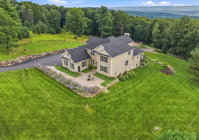 Photo 2 of Single family home for sale at 724 Silver Fox Ln, Stroudsburg, PA 18360 | MLS# 783096 | Listing updated on 2026-08-20