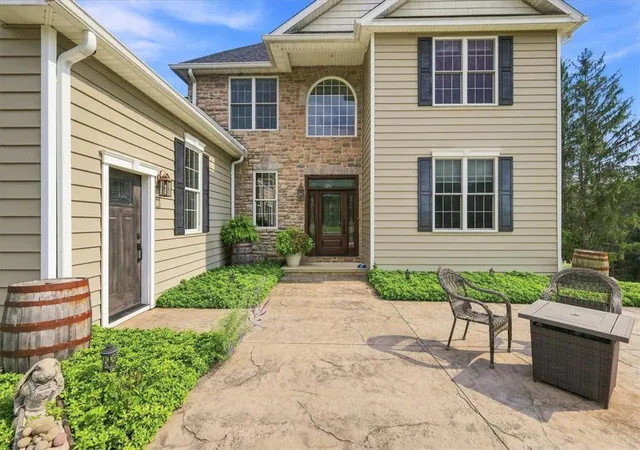 Photo 3 of Single family home for sale at 724 Silver Fox Ln, Stroudsburg, PA 18360 | MLS# 783096 | Listing updated on 2026-08-20