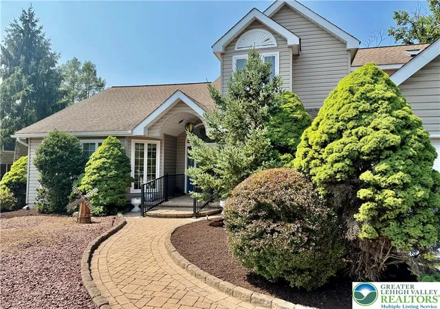 Photo 4 of Single family home for sale at 555 Eagle Dr, East Stroudsburg, PA 18302 | MLS# 783115 | Listing updated on 2026-08-21