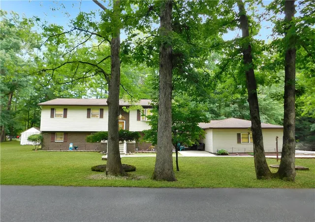 2nd image of 154 Lake Dr, Nesquehoning, PA 18240 | MLS# 783028