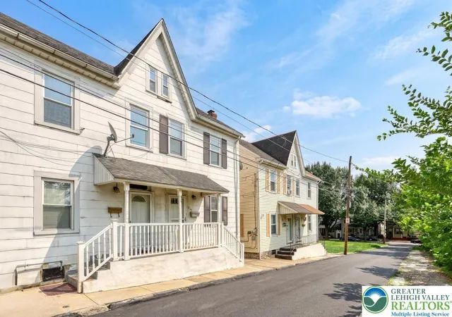Photo 2 of Single family home for sale at 916 Geissinger St, Bethlehem City, PA 18018 | MLS# 782935 | Listing updated on 2026-08-24