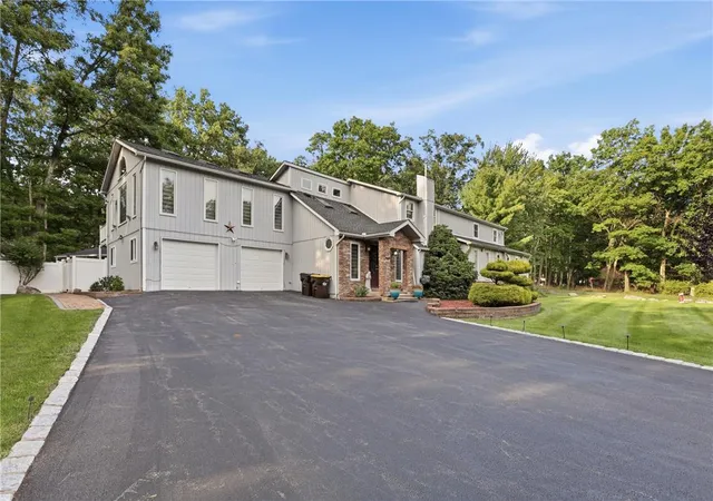 Photo 3 of Single family home for sale at 1555 Longleaf Dr, Chestnuthill Twp, PA 18330 | MLS# 783250 | Listing updated on 2026-08-26