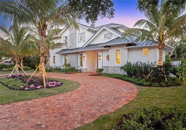 Photo 1 of Single family home for sale at 690 7th Ave N, Naples, FL 34102 | MLS# 224028308 | Listing updated on 2026-08-30