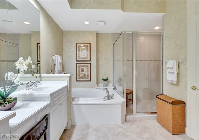 Listing Photo 5 - Condo for sale in building located at 720 Waterford Dr, Naples, FL 34113 - Unit #302