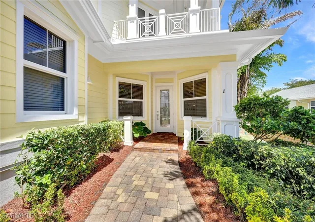Listing Photo 5 - Condo for sale in building located at 699 Fairway Ter, Naples, FL 34103