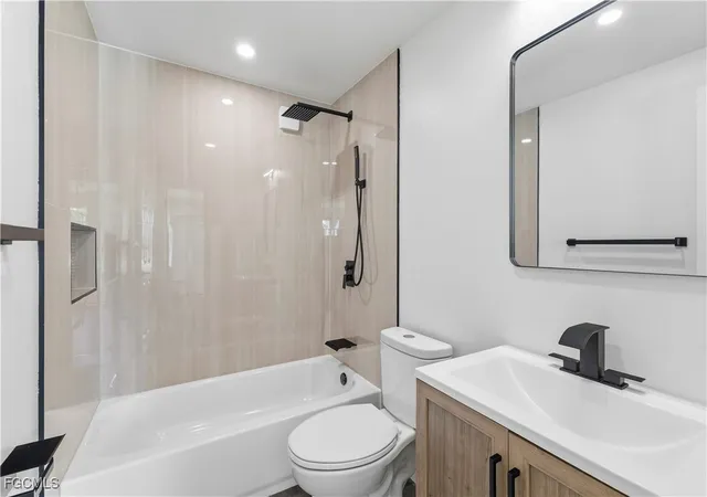 Photo 4 of Manufactured home for sale at 13670 Dowitcher Dr, Fort Myers, FL 33908 | MLS# 2025019196 | Listing updated on 2026-08-18