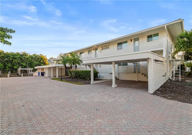 Listing Photo 3 - Condo for sale in building located at 320 14Th Ave S, Naples, FL 34102 - Unit #320C