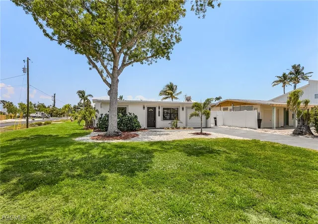 Photo 3 of Sale Pending at 2390 Oleander St, Saint James City, FL 33956 | MLS# 2025022633 | Listing updated on 2026-08-21