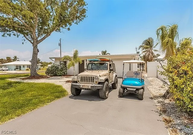 Photo 4 of Sale Pending at 2390 Oleander St, Saint James City, FL 33956 | MLS# 2025022633 | Listing updated on 2026-08-21