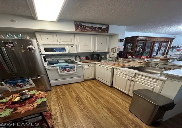 Listing Photo 4 - Condo for sale in building located at 1150 Wildwood Lakes Blvd, Naples, FL 34104 - Unit #8-107