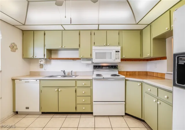 Photo 4 of Townhouse for sale at 6992 Edgewater Cir, Fort Myers, FL 33919 | MLS# 2025024408 | Listing updated on 2026-08-15