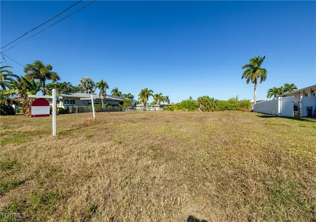 Photo 3 of Sale Pending at 1425 Venetian Ct, Cape Coral, FL 33904 | MLS# 2025024429 | Listing updated on 2026-08-30