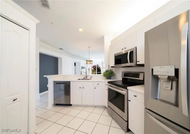 Listing Photo 5 - Condo for sale in building located at 1149 Sweetwater Ln, Naples, FL 34110 - Unit #4102