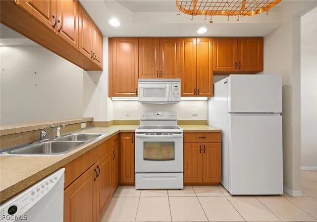 Listing Photo 5 - Condo for sale in building located at 1105 Van Loon Commons Cir, Cape Coral, FL 33909 - Unit #304
