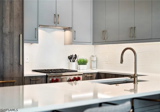 Listing Photo 2 - Condo for sale in building located at 850 Central Ave, St. Petersburg, FL 34102 - Unit #209