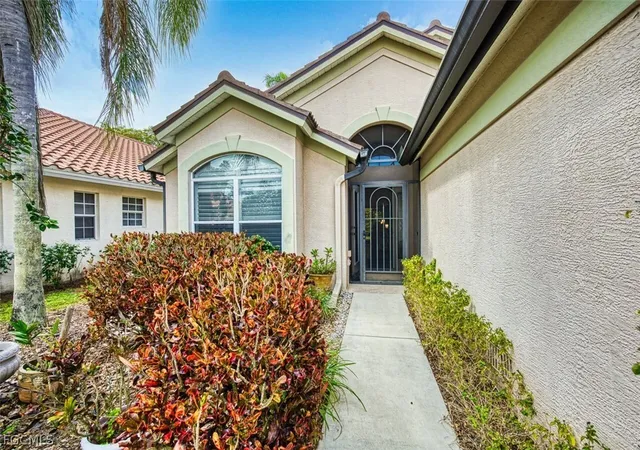 Photo 4 of Sale Pending at 9917 Las Casas Dr, Fort Myers, FL 33919 | MLS# 2026010509 | Listing updated on 2026-08-22
