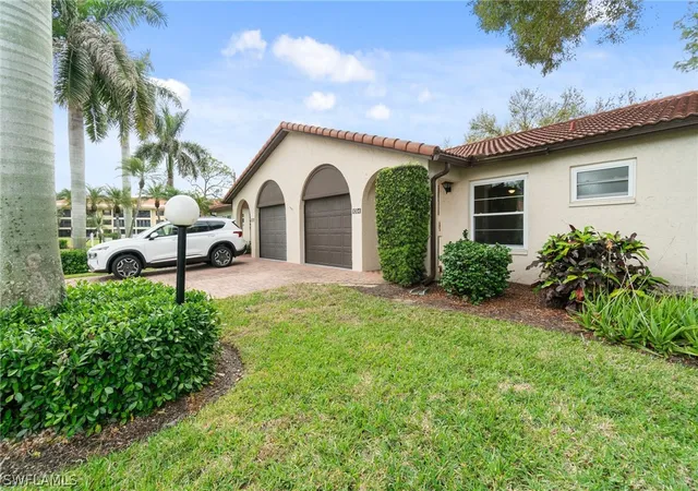 Listing Photo 4 - Condo for sale in building located at 1094 Forest Lakes Dr, Naples, FL 34105