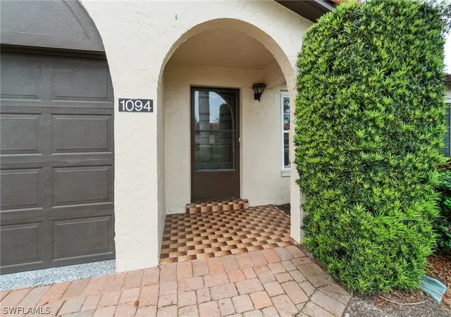 Listing Photo 5 - Condo for sale in building located at 1094 Forest Lakes Dr, Naples, FL 34105