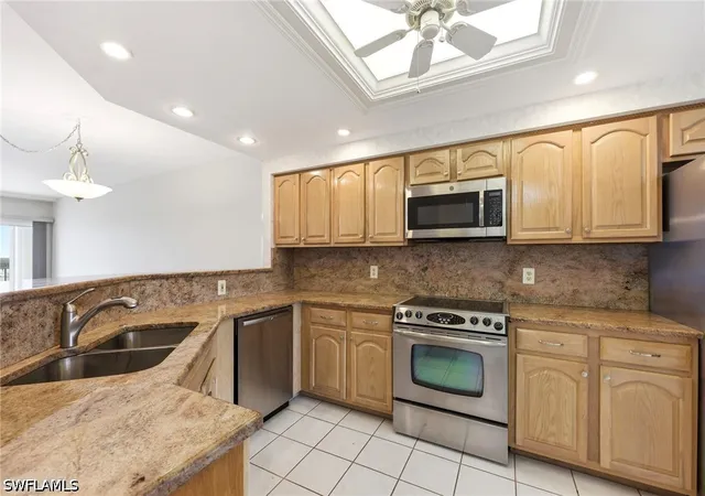 Listing Photo 4 - Condo for sale in building located at 13105 Vanderbilt Dr, Naples, FL 34110 - Unit #407
