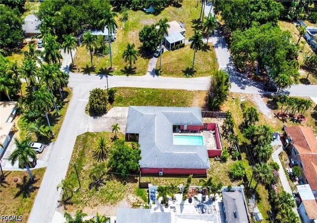 Photo 3 of Single family home for sale at 4240 Riverview Rd, Fort Myers, FL 33905 | MLS# 2026020808 | Listing updated on 2026-08-14