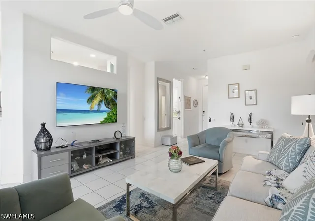 Listing Photo 5 - Condo for sale in building located at 800 Carrick Bend Cir, Naples, FL 34110 - Unit #103