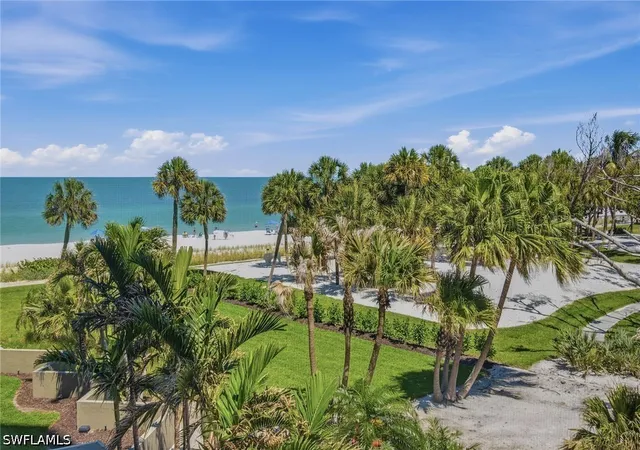 Listing Photo 2 - Condo for sale in building located at 4051 Gulf Shore Blvd N, Naples, FL 34103 - Unit #300