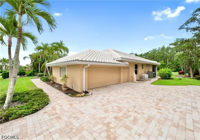Photo 2 of Single family home for sale at 8160 Glenfinnan Cir, Fort Myers, FL 33912 | MLS# 2026024542 | Listing updated on 2026-08-20