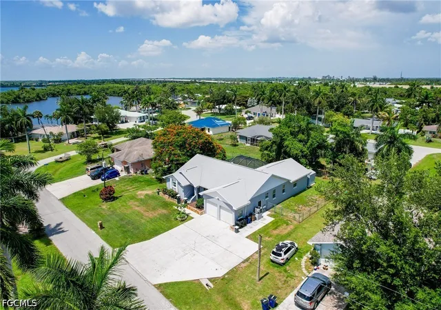 Photo 3 of Sale Pending at 320 Georgia Ave, Fort Myers, FL 33905 | MLS# 2026026359 | Listing updated on 2026-08-27