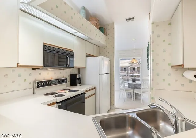 Listing Photo 5 - Condo for sale in building located at 815 Gulf Pavilion Dr, Naples, FL 34108 - Unit #201