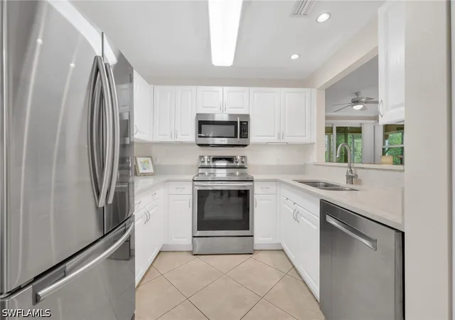 Listing Photo 5 - Condo for sale in building located at 6735 Huntington Lakes Cir, Naples, FL 34119 - Unit #102