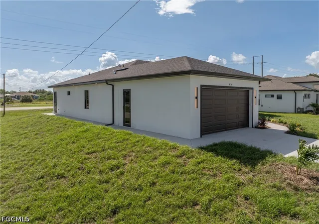 4th image of 816 Floyd Ave S, Lehigh Acres, FL 33976 | MLS# 2026026684
