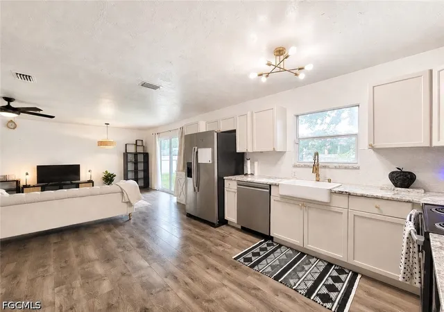 Photo 2 of Sale Pending at 2524 Ne 5th Place, Gainesville, FL 32641 | MLS# 2026026892 | Listing updated on 2026-08-26