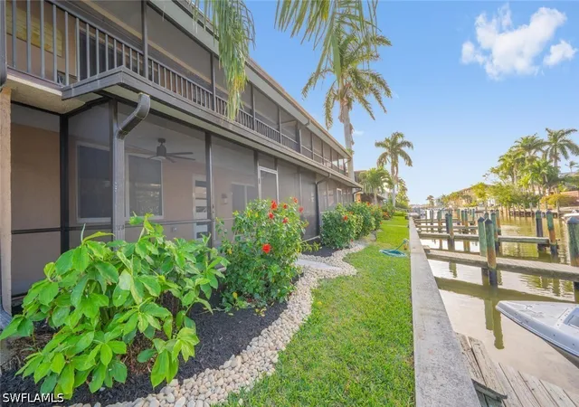Listing Photo 5 - Condo for sale in building located at 1537 Chesapeake Ave, Naples, FL 34102 - Unit #A-4