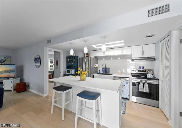 Listing Photo 4 - Condo for sale in building located at 248 Palm Dr, Naples, FL 34112 - Unit #3