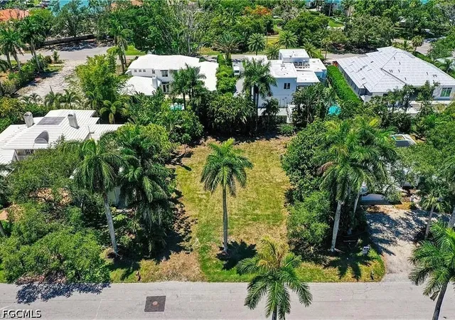 Photo 3 of Sale Pending at 400 Wedge Dr, Naples, FL 34103 | MLS# 2026029584 | Listing updated on 2026-08-24