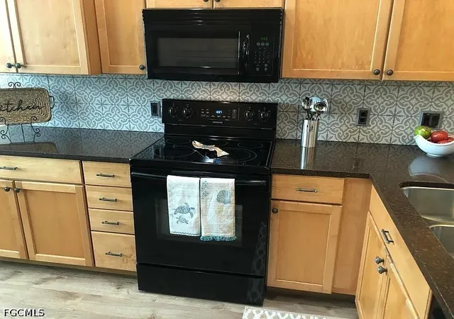 Photo 4 of Sale Pending at 833 Mount Hood Ct, Naples, FL 34104 | MLS# 2026030710 | Listing updated on 2026-08-22