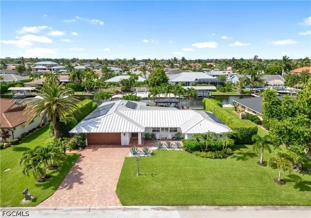 Photo 2 of Single family home for sale at 980 Bal Isle Dr, Fort Myers, FL 33919 | MLS# 2026030977 | Listing updated on 2026-08-16