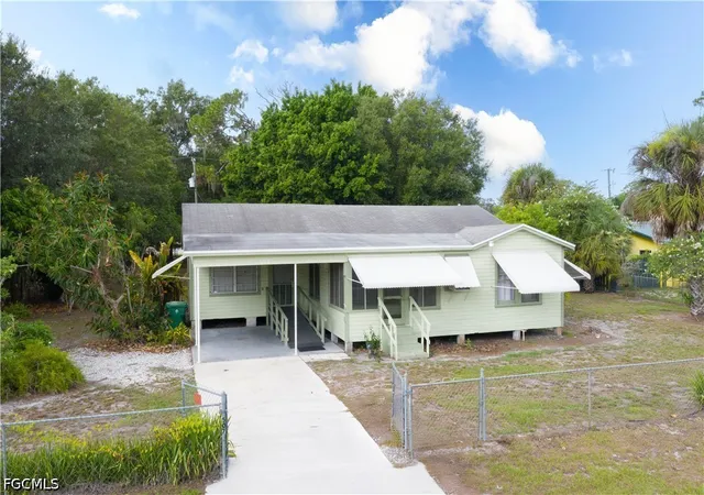 Photo 3 of Sale Pending at 507 Jefferson Ave W, Immokalee, FL 34142 | MLS# 2026032470 | Listing updated on 2026-08-26