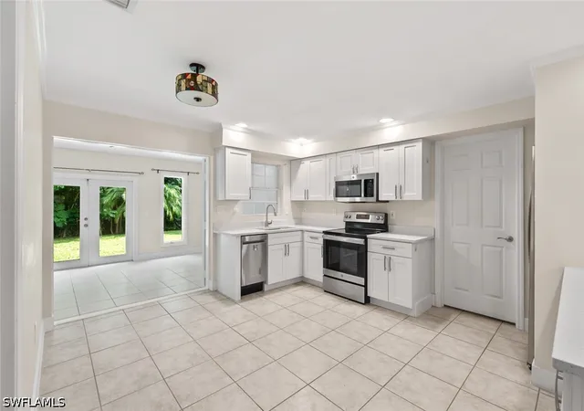 Listing Photo 5 - Condo for sale in building located at 2437 Sunset Ave, Naples, FL 34112