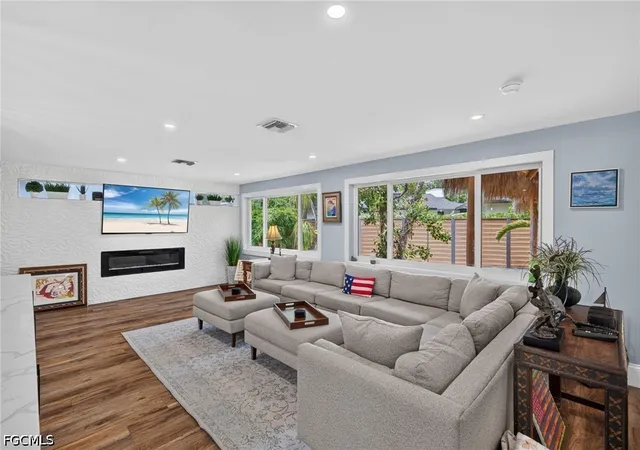 Photo 4 of Single family home for sale at 625 Sunnyside Ct, Fort Myers, FL 33919 | MLS# 2026032818 | Listing updated on 2026-08-21