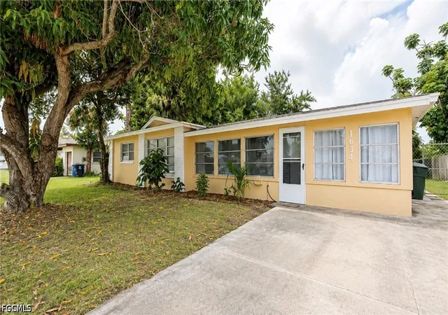 Photo 2 of Single family home for sale at 1634 Newport Ct, Fort Myers, FL 33907 | MLS# 2026033204 | Listing updated on 2026-08-26