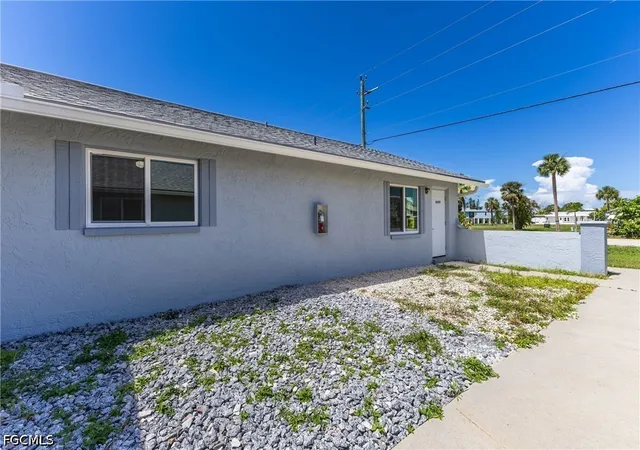 Photo 3 of Townhouse for sale at 16593 Davis Rd, Fort Myers, FL 33908 | MLS# 2026033209 | Listing updated on 2026-08-14