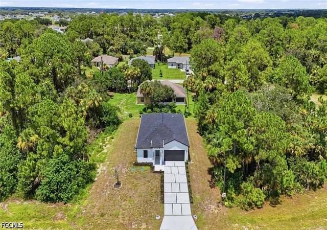 Photo 2 of Single family home for sale at 8032 Windswept Cir, Labelle, FL 33935 | MLS# 2026033342 | Listing updated on 2026-08-15