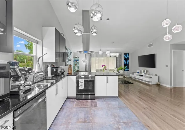 Photo 4 of Townhouse for sale at 13119 Tall Pine Cir, Fort Myers, FL 33907 | MLS# 2026033600 | Listing updated on 2026-08-30
