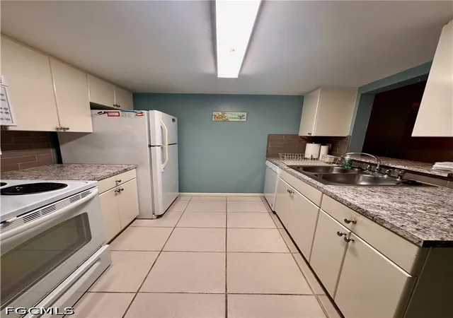 Listing Photo 5 - Condo for sale in building located at 12658 Kenwood Ln, Fort Myers, FL 33907 - Unit #B