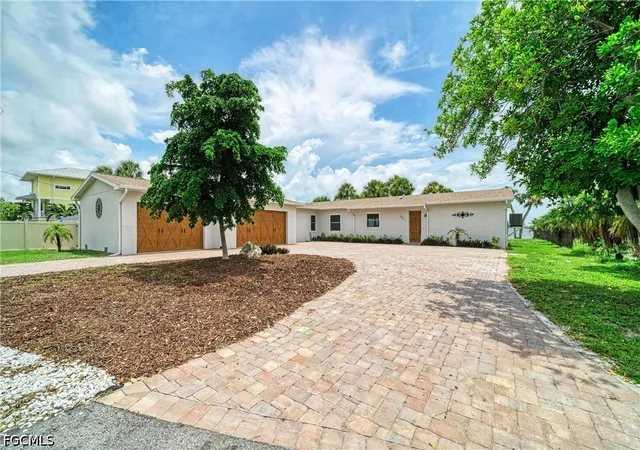 Photo 3 of Single family home for sale at 211 Bahia Vista Dr, Englewood, FL 34223 | MLS# 2026033942 | Listing updated on 2026-10-04